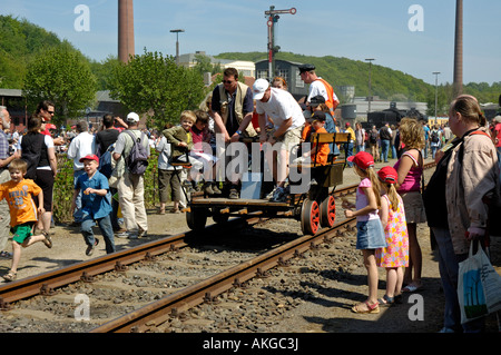 I bambini e gli adulti il funzionamento di un carrello ferroviario a Bochum Railway Museum, Germania. Foto Stock