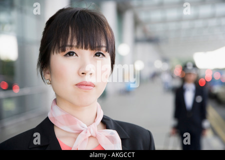 Close-up di una femmina di equipaggio di cabina cercando Foto Stock