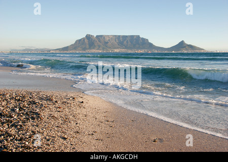 Vista della Table Mountain attraverso Table Bay, Città del Capo Foto Stock