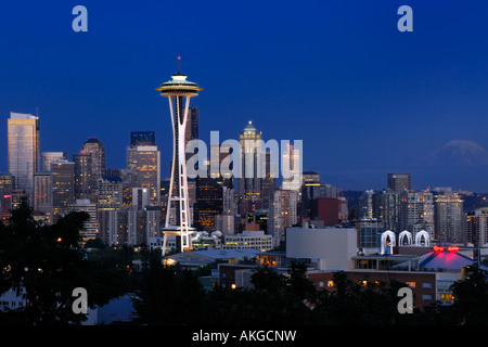 Seattle skyline notturno con il Monte Rainier in background vista sud da Kerry Park, Washington, Stati Uniti d'America Foto Stock