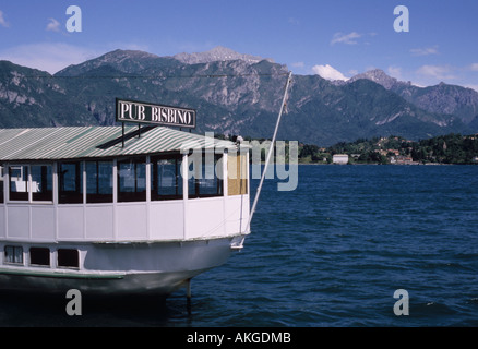 Un pub sulla barca a Tremezzo una piccola cittadina sul Lago di Como Italia Foto Stock