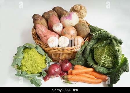 Selezione di misto di verdure organiche.in e al di fuori di un marrone cesto in vimini. Foto Stock