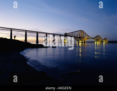 dh Victorian Cantilever RAILWAY BRIDGE FORTH BRIDGE ponti illuminati scozia ponti notte regno unito famoso punto di riferimento persone fotografo scattare foto Foto Stock