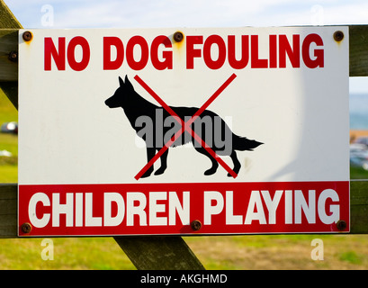 Cartello segnaletico Nessuna incrostazione del cane i bambini giocando Foto Stock
