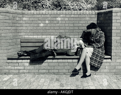 Candida giovane che dorme sul banco, Bristol, Regno Unito. In bianco e nero, foto degli anni ottanta. Foto Stock