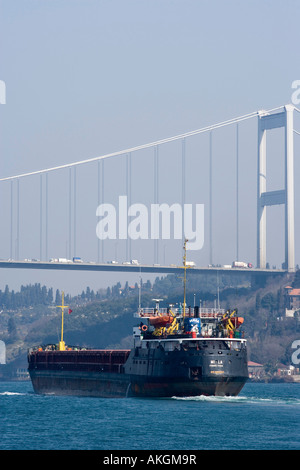 Freighter, sul Bosforo,, Ataturk, bridge, Istanbul, Turchia Foto Stock