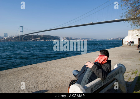 Turchia, Istanbul, amanti su una banca lungo il fiume sul Bosforo, bridge Foto Stock