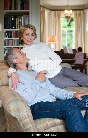 Giovane ascoltando la ragazza suonare il pianoforte Foto Stock