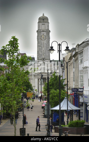 Luton la principale arteria George Street con il Municipio in background REGNO UNITO Foto Stock