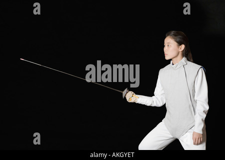 Volante femmina tenendo una lamina di scherma Foto Stock