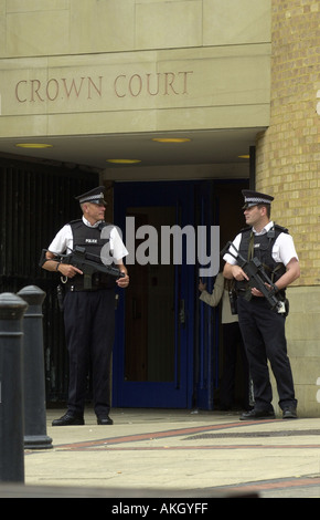 Gli ufficiali di polizia le protezioni Luton Crown Court Regno Unito Foto Stock