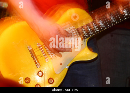 Primo piano di un chitarrista a un concerto rock motioneffect Foto Stock