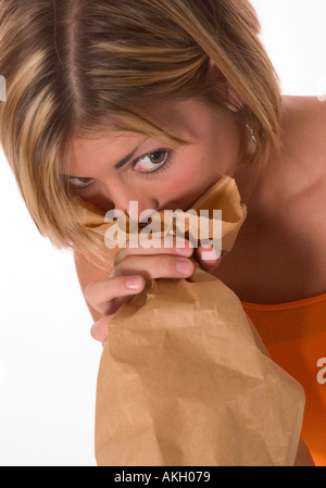 Hyperventilating Caucasica Girl Teen Respira Nel Sacchetto Di Carta Usa Foto Stock Alamy