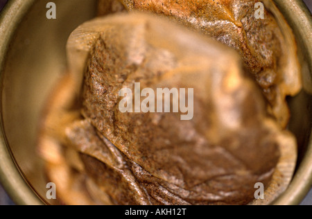 Usato bustine di tè in una tazza di spremute Foto Stock