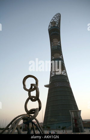 Gli anelli olimpici monumento e il programma di Doha 2006 Asian Torcia Giochi tower presso la Accademia aspirano a Doha in Qatar al tramonto Foto Stock