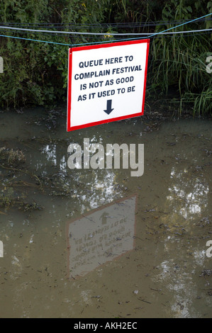 Coda qui a lamentarsi festival non è buona come è utilizzato per essere segno al Glastonbury festival di musica l'azienda agricola degna Somerset R.U. Foto Stock