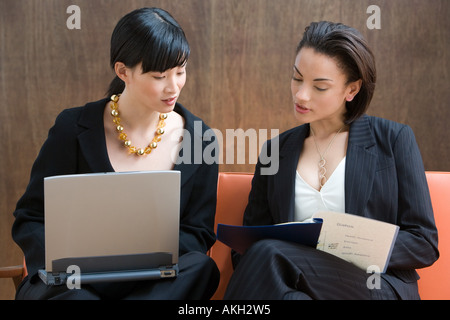 Due giovani donne che lavorano con il computer portatile Foto Stock