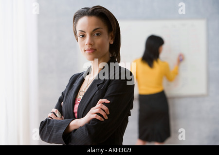 Giovane donna in posa Foto Stock