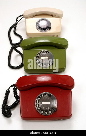 Colorati telefoni retrò che simboleggiano conferenza rete il lavoro di squadra Foto Stock