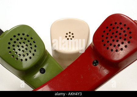 Colorati telefoni retrò che simboleggiano conferenza rete il lavoro di squadra Foto Stock