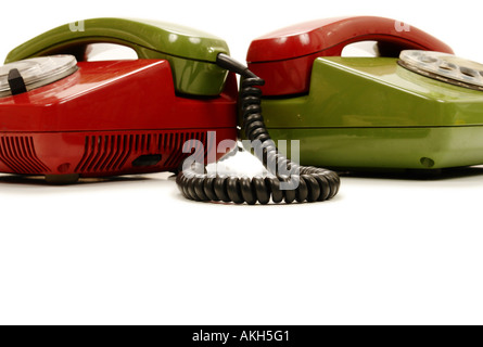 Colorati telefoni retrò che simboleggiano conferenza rete il lavoro di squadra Foto Stock