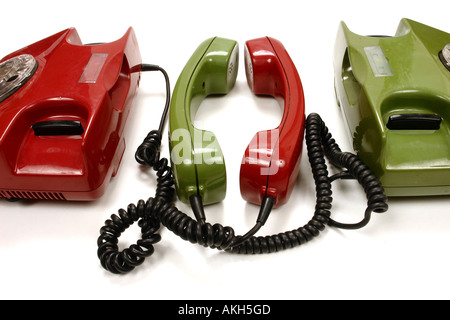 Colorati telefoni retrò che simboleggiano conferenza rete il lavoro di squadra Foto Stock