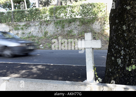 Croce stradale omaggio per onorare il giovane uomo ucciso in incidente stradale a Castel Gandolfo in Italia Foto Stock