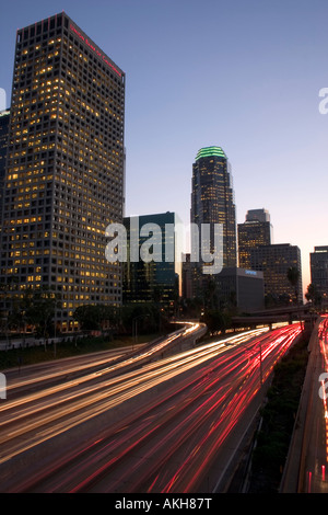 La 110 Freeway il traffico nella parte anteriore dei grattacieli del centro cittadino di Los Angeles Foto Stock
