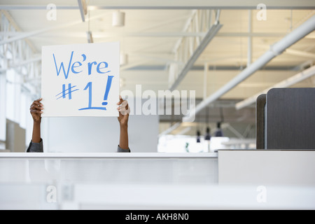 Lavoratore di ufficio tenendo un cartello Foto Stock