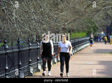Due donna a piedi al di fuori del giardino pubblico di Back Bay di Boston Foto Stock