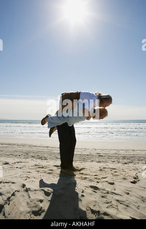 Senior uomo donna che porta sul retro Foto Stock