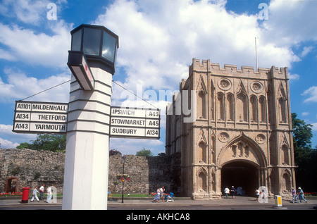 Cartello stradale e Abbey Gate Bury St Edmunds Suffolk Foto Stock