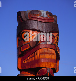 Kwakwaka'wakw (il Kwakiutl) Totem Pole, Duncan, BC, Isola di Vancouver, British Columbia, Canada Foto Stock