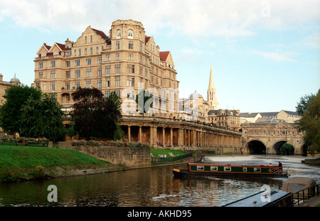 L'Hotel Impero in vasca da bagno vista lungo il fiume Avon Foto Stock