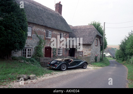 Cottage con il tetto di paglia in West Overton nei pressi di Avebury Wiltshire Foto Stock