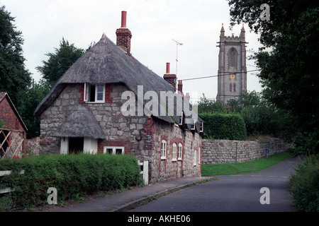 Cottage con il tetto di paglia in West Overton nei pressi di Avebury Wiltshire Foto Stock