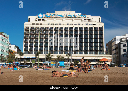 Coppia giovane baciare sulla spiaggia di fronte all hotel Melia las palmas su Playa de Las Canteras a Las Palmas di Gran Canaria. Foto Stock