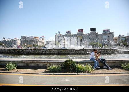 Coppia giovane Piazza Unirii Bucharest Romania Foto Stock