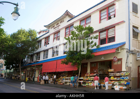 People shopping presso i negozi di alimentari in Lum Yip Kee edificio su King Street a Chinatown di Honolulu Oahu Hawaii Foto Stock