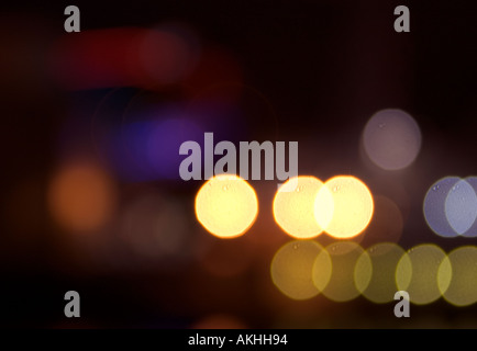 Disegno astratto realizzato da defucussed colorate luci di strada di notte in una città o città Foto Stock