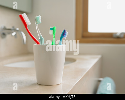 Gli spazzolini da denti in una tazza Foto Stock