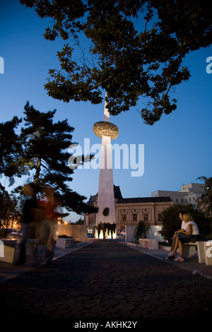 Le coppie di notte nella piazza della rivoluzione il monumento di rinascita Bucharest Romania Foto Stock