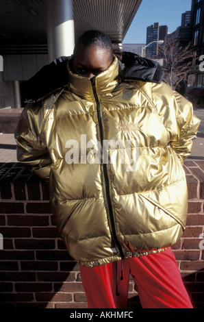 Giovane afro-americano che indossa il cappotto d'oro Baltimora Maryland 1990s Foto Stock