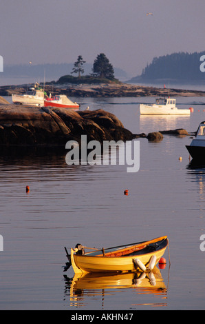 Barche ormeggiate nel porto del villaggio di pescatori di Stonington Maine USA Foto Stock