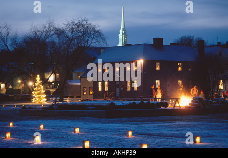 Le persone che circondano il falò a lume di candela passeggiata Strawbery Banke Portsmouth nel New Hampshire, Stati Uniti Foto Stock