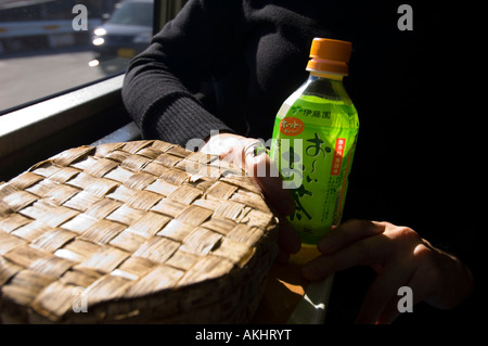 Donne giapponesi stanno avendo un pranzo tradizionale ekibento sul treno a Matsumoto da Tokyo Giappone Foto Stock