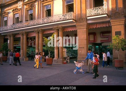 Messicani, popolo messicano, persone a piedi, passeggiando, Plaza de los Martires del 2 de Enero, città di Leon, Leon, stato di Guanajuato, Messico Foto Stock