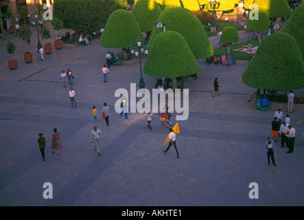 Messicani, popolo messicano, a piedi, passeggiando, Plaza Principal, piazza principale, Leon, stato di Guanajuato, Messico Foto Stock