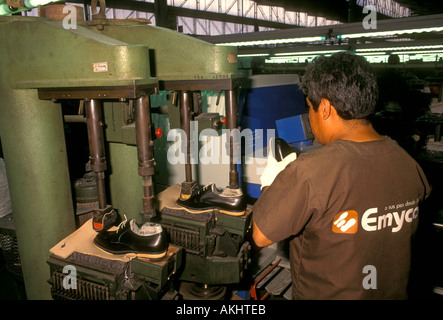 Messicano, l'uomo, maschio, dipendente, al lavoro, il lavoratore, lavorando, emyco fabbrica di scarpe, fabbrica di scarpe, leon, stato di Guanajuato, Messico Foto Stock