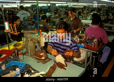 Messicani, messicani, uomini e donne messicane, dipendenti sul posto di lavoro, lavoratori, lavorando, emyco fabbrica di scarpe, fabbrica di scarpe, leon, stato di Guanajuato, Messico Foto Stock